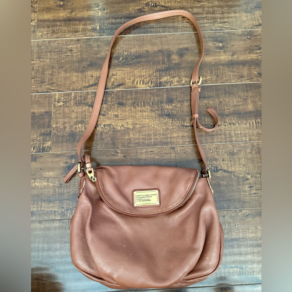 MARC JACOBS LEATHER NATASHA Tan
Shoulder Tote with Adjustable Strap